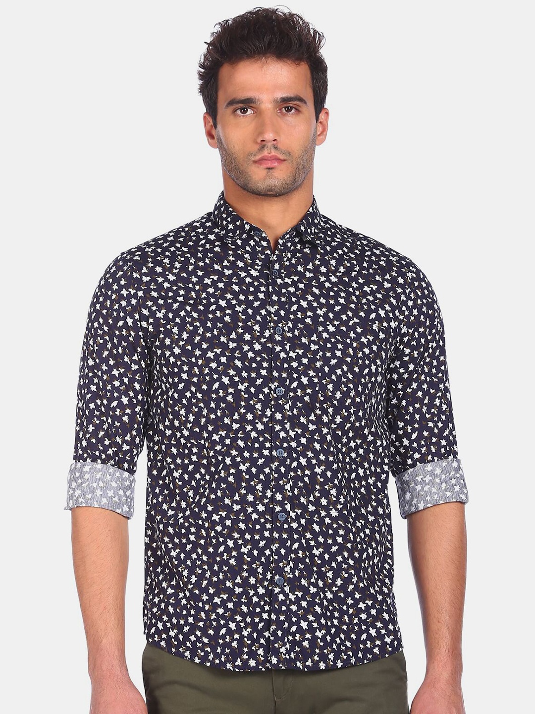 

Ruggers Men Navy Blue & White Ditsy Floral Printed Pure Cotton Casual Shirt