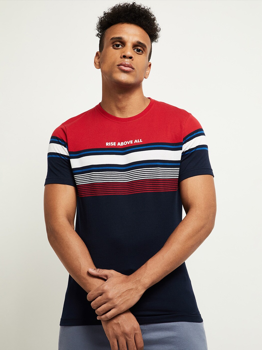 

max Men Red & Navy Blue Colorblocked T-shirt