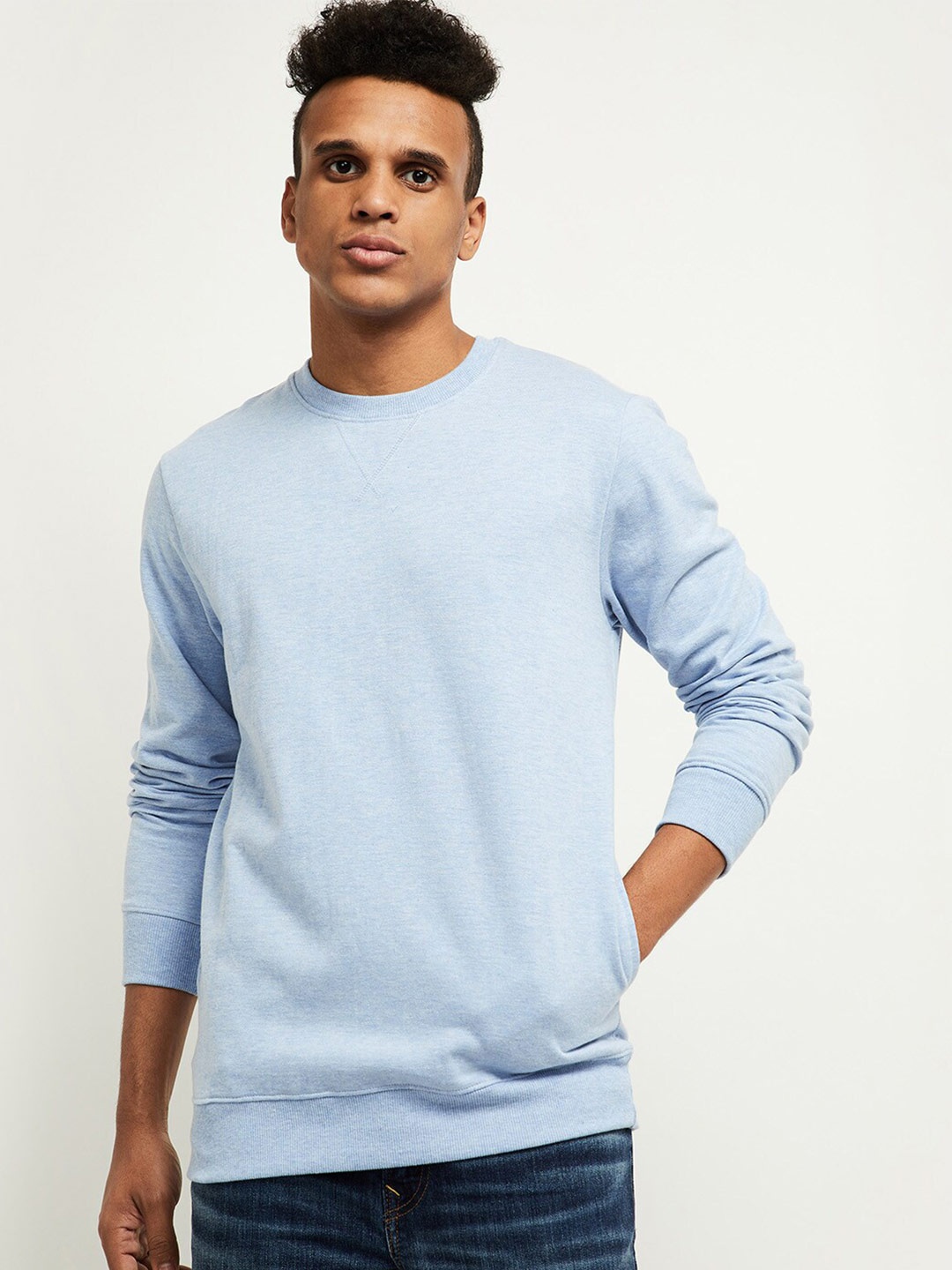 

max Men Blue Solid Sweatshirt