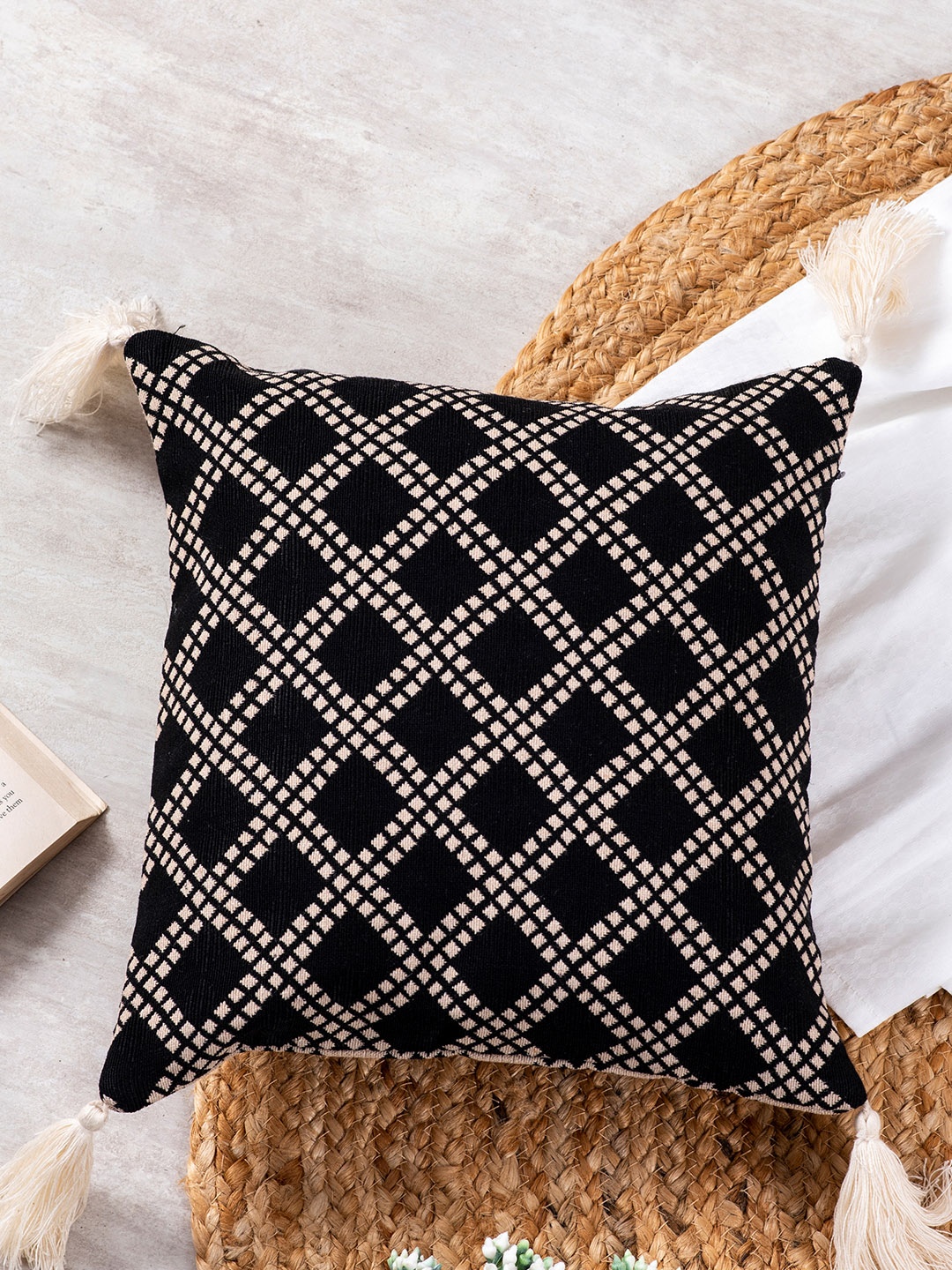 

nestroots Black & Gold-Toned Geometric Square Cushion Cover