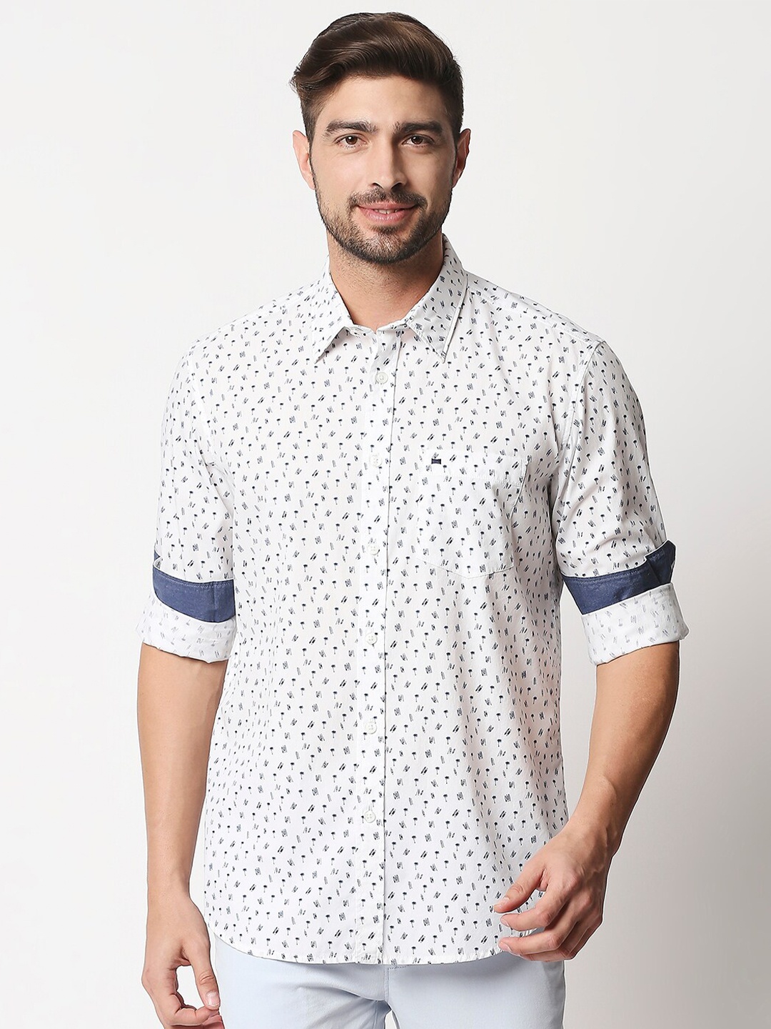 

Basics Men White & Navy Blue Slim Fit Ditsy Tropical Print Cotton Casual Shirt