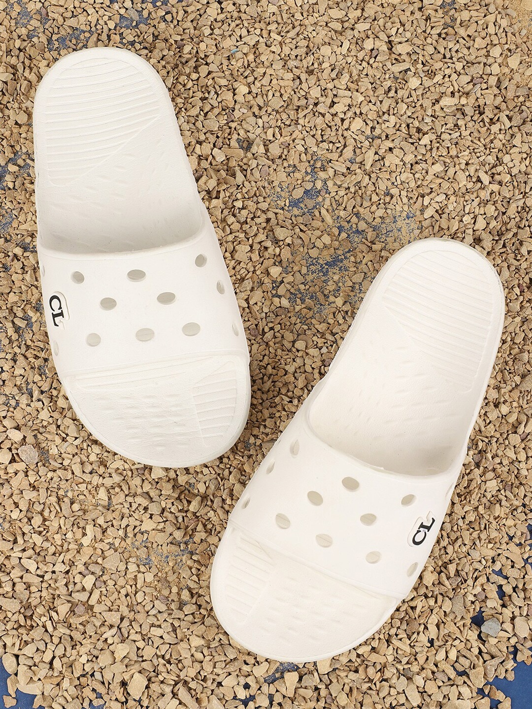 

Carlton London Men Off-White Solid Sliders