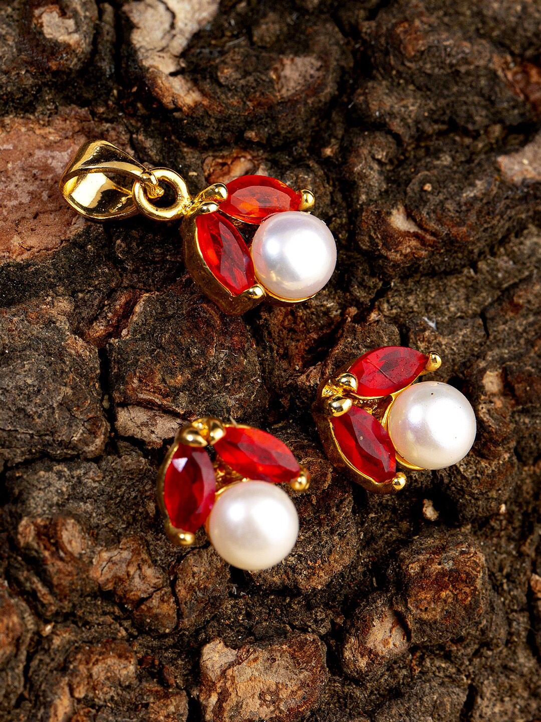 

Studio Voylla Gold-Plated Pearl Delight Pendant With Matching Earrings