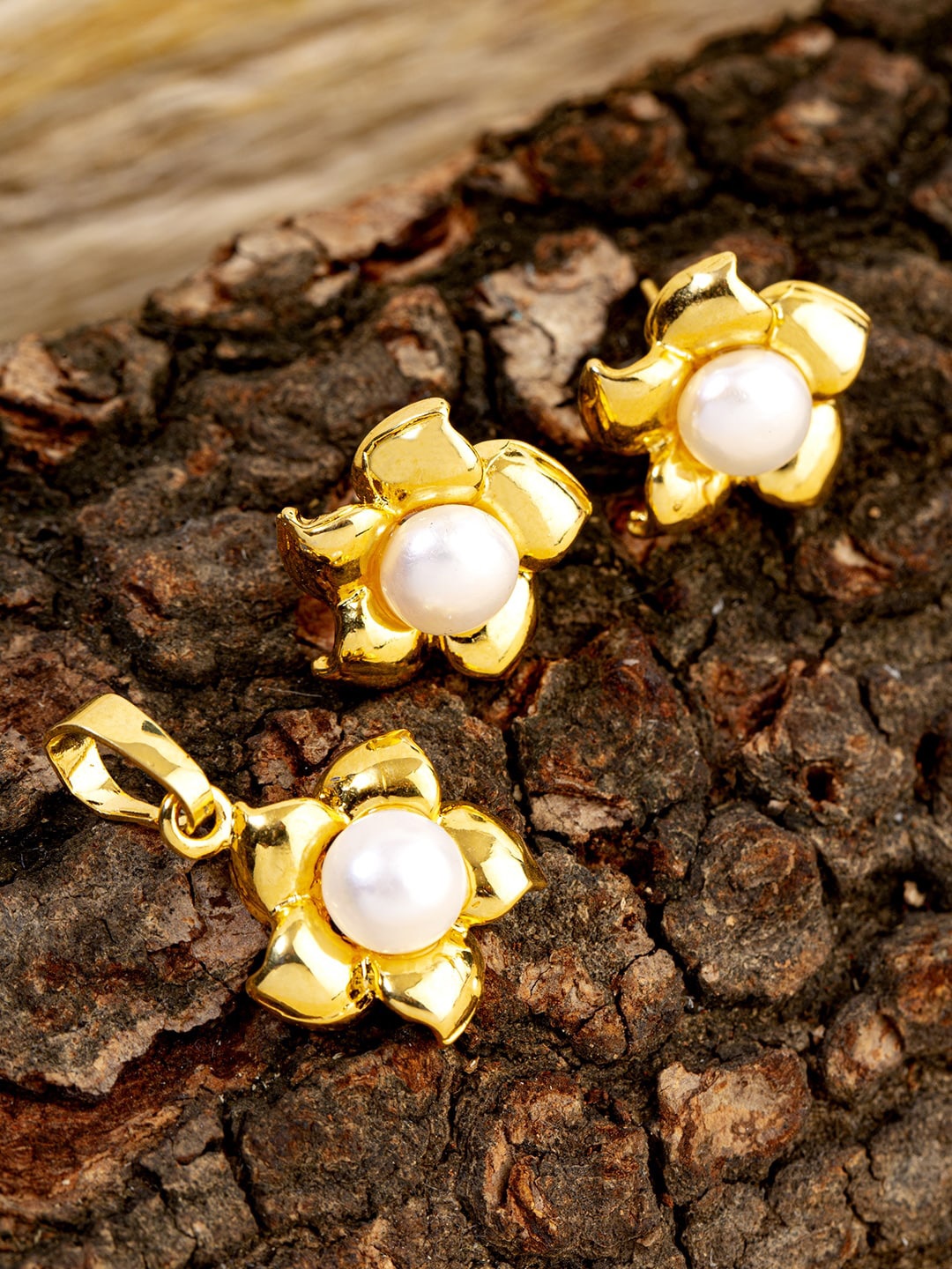 

Voylla Gold-Toned Generic Floral Pendant Set
