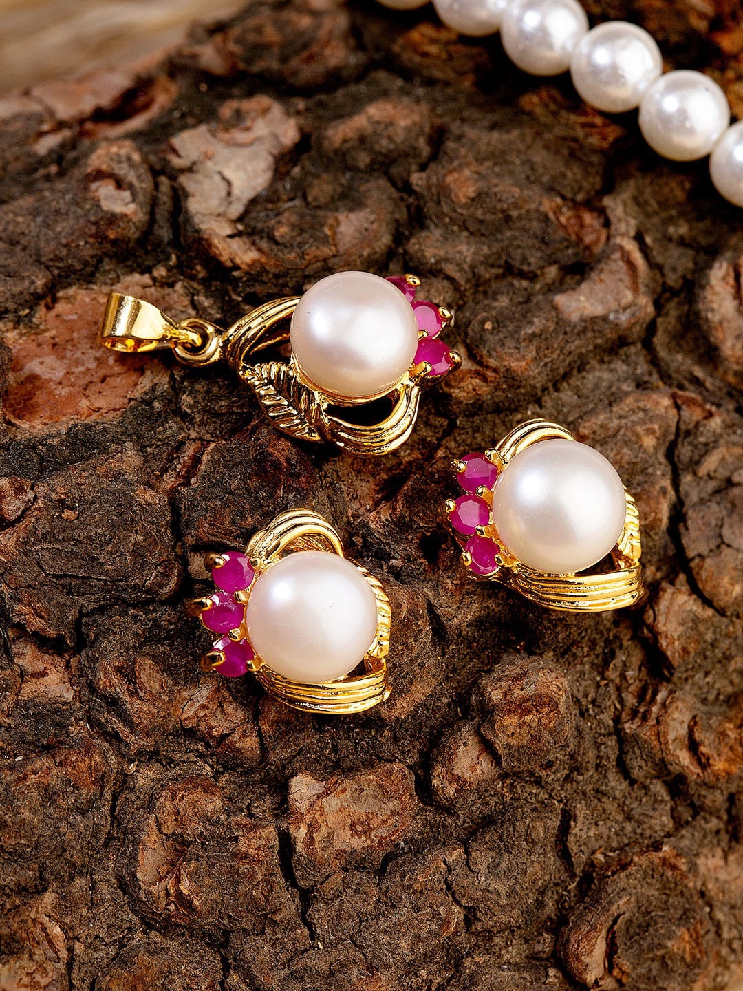 

Studio Voylla Gold-Plated Pearls Studded Pendant Set