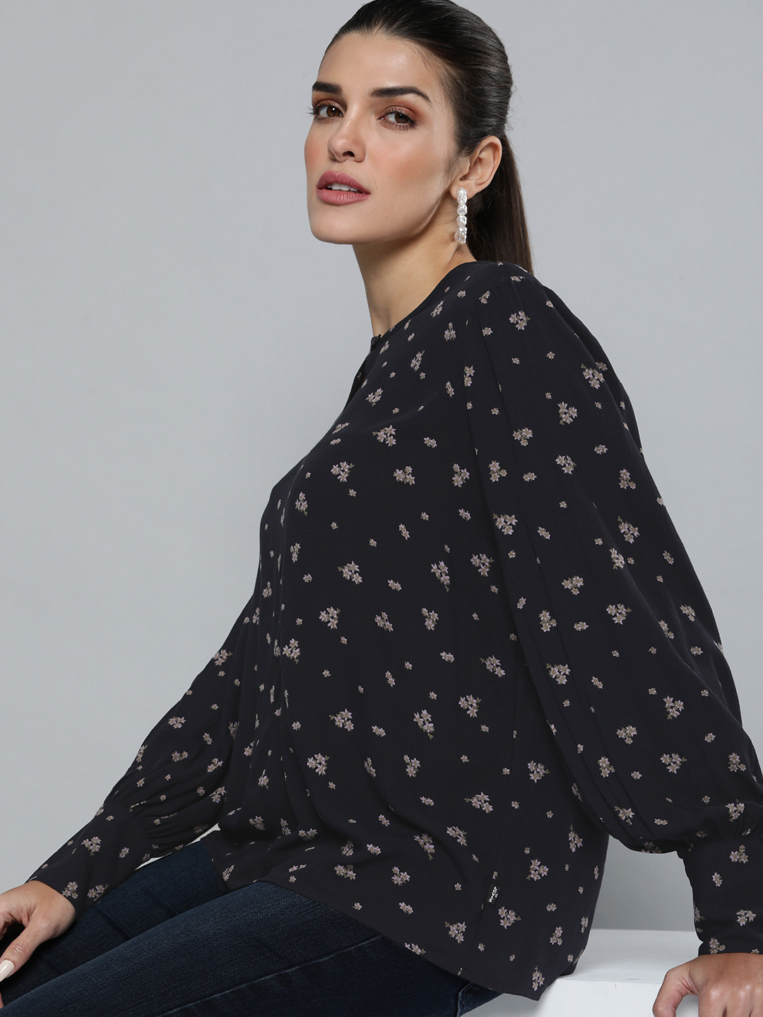 

Levi's Women Black Floral Printed Top