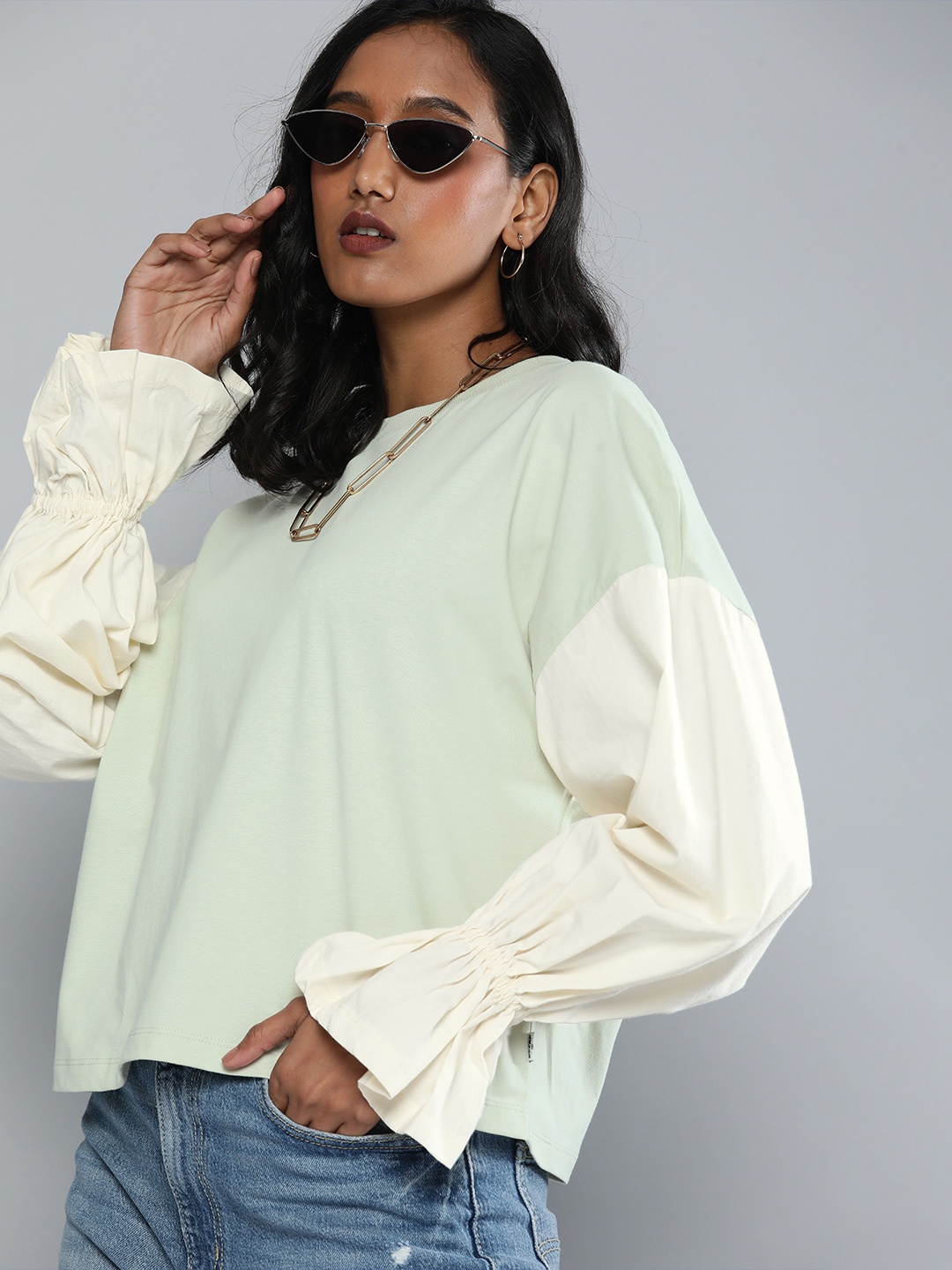 

Levis X Deepika Padukone Women Grey & White Colourblocked Bishop Sleeves Boxy Top