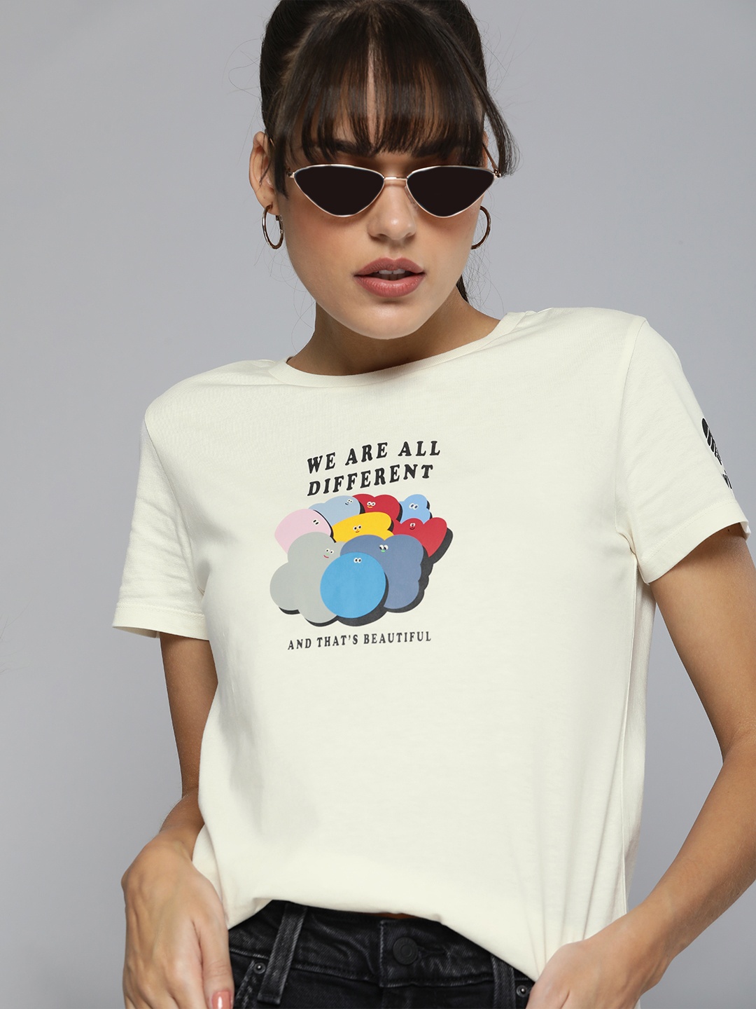 

Levis Women Cream-Coloured Graphic Printed Pure Cotton Casual T-shirt