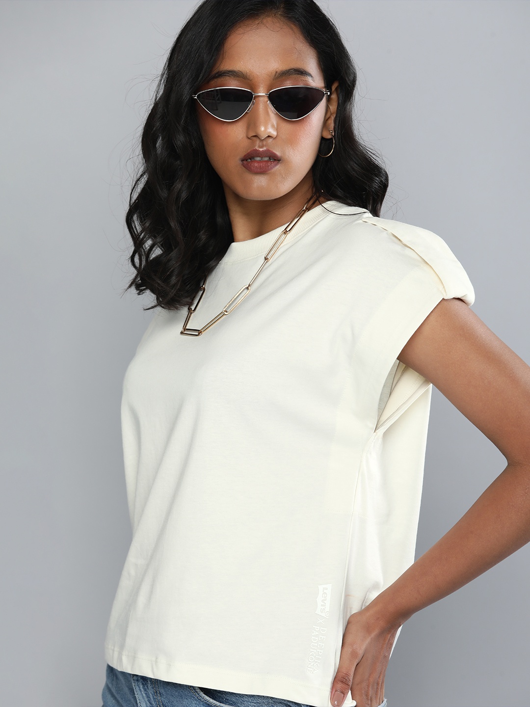 

Levis X Deepika Padukone Women White Solid Round-Neck Pure Cotton Regular Top