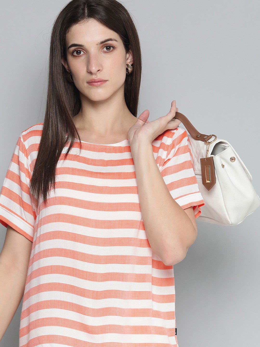 

Levis Women White & Pink Striped Round Neck Drop Shoulder T-shirt