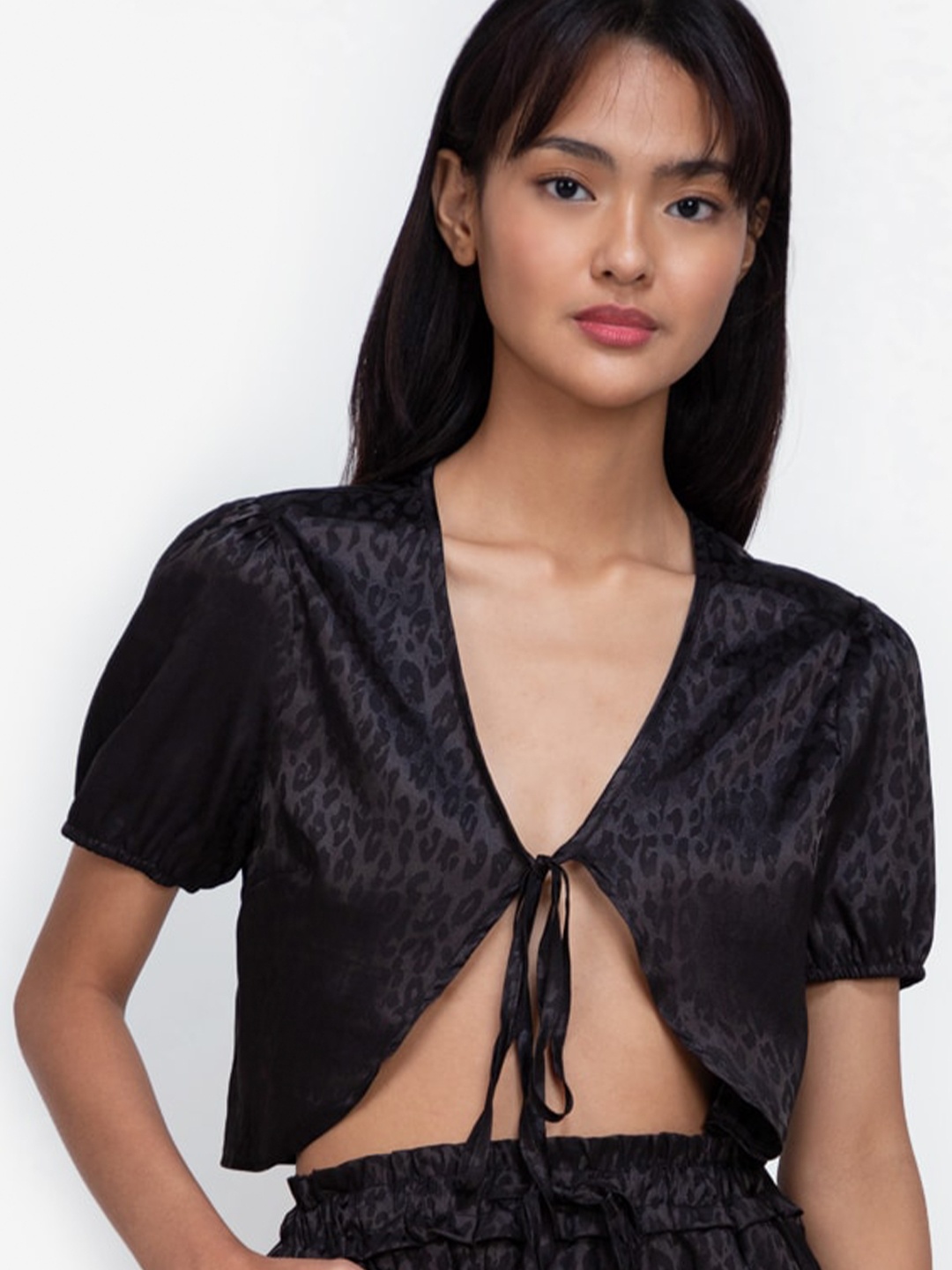 

ZALORA BASICS Women Black Leopard Printed Crop Top