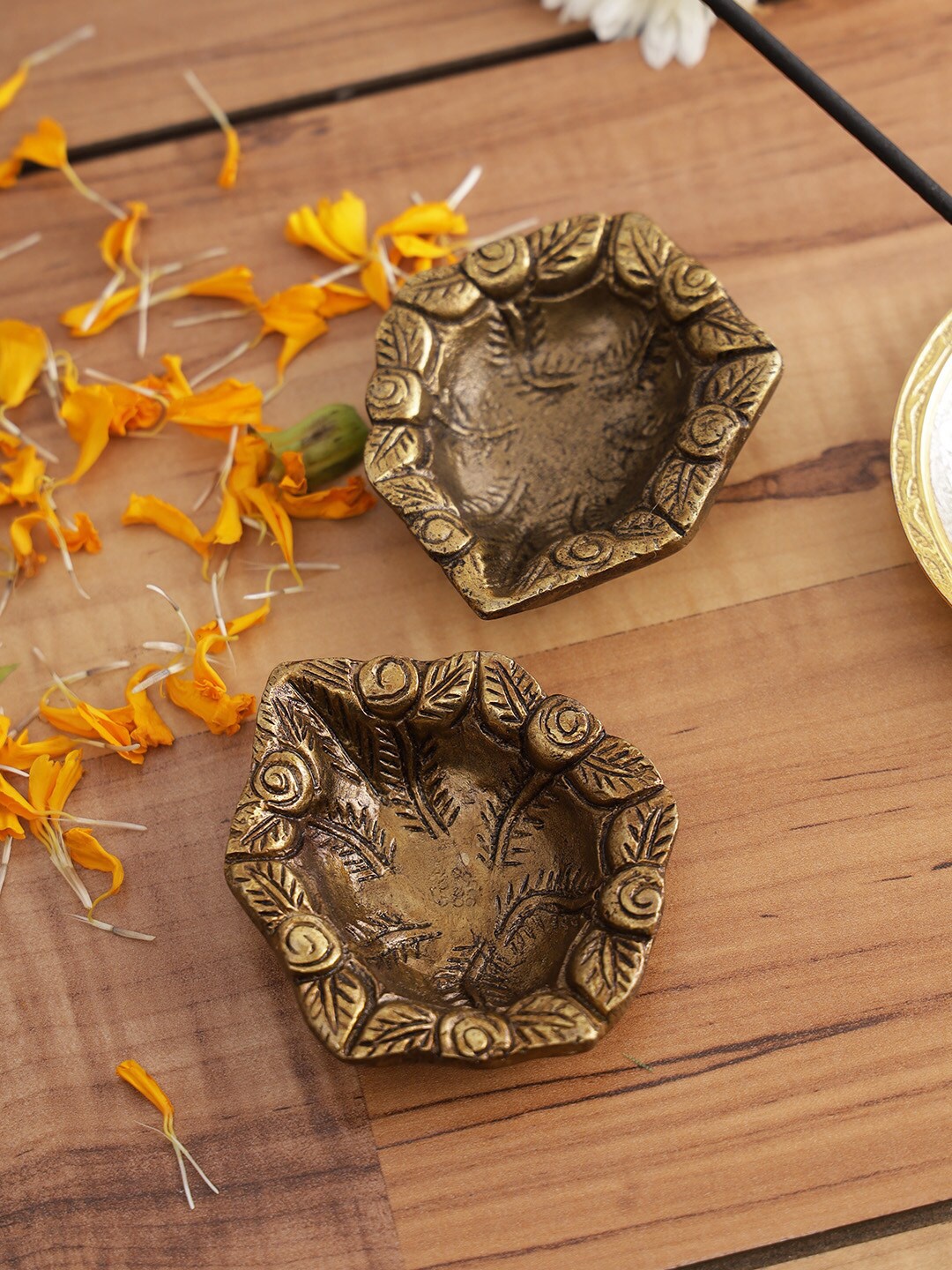 

Aapno Rajasthan Brown Set of 2 Floral Brass Oil Lamp