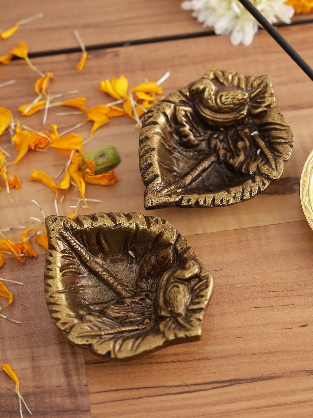 

Aapno Rajasthan Brown Set of 2 Bird on Leaf Brass Diya