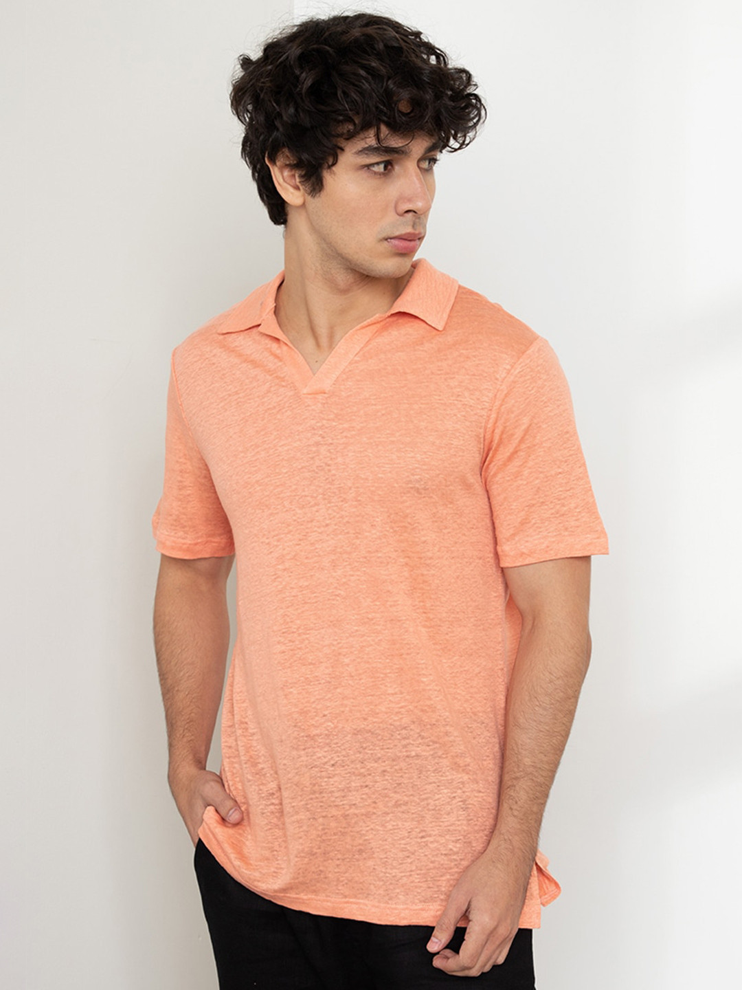 

ZALORA BASICS Men Pink Solid Linen T Shirt