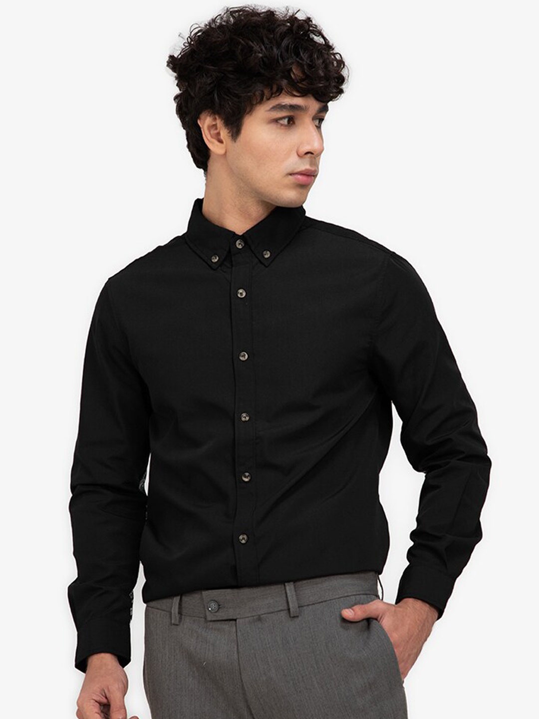 

ZALORA BASICS Men Black Solid Regular Fit Casual Shirt