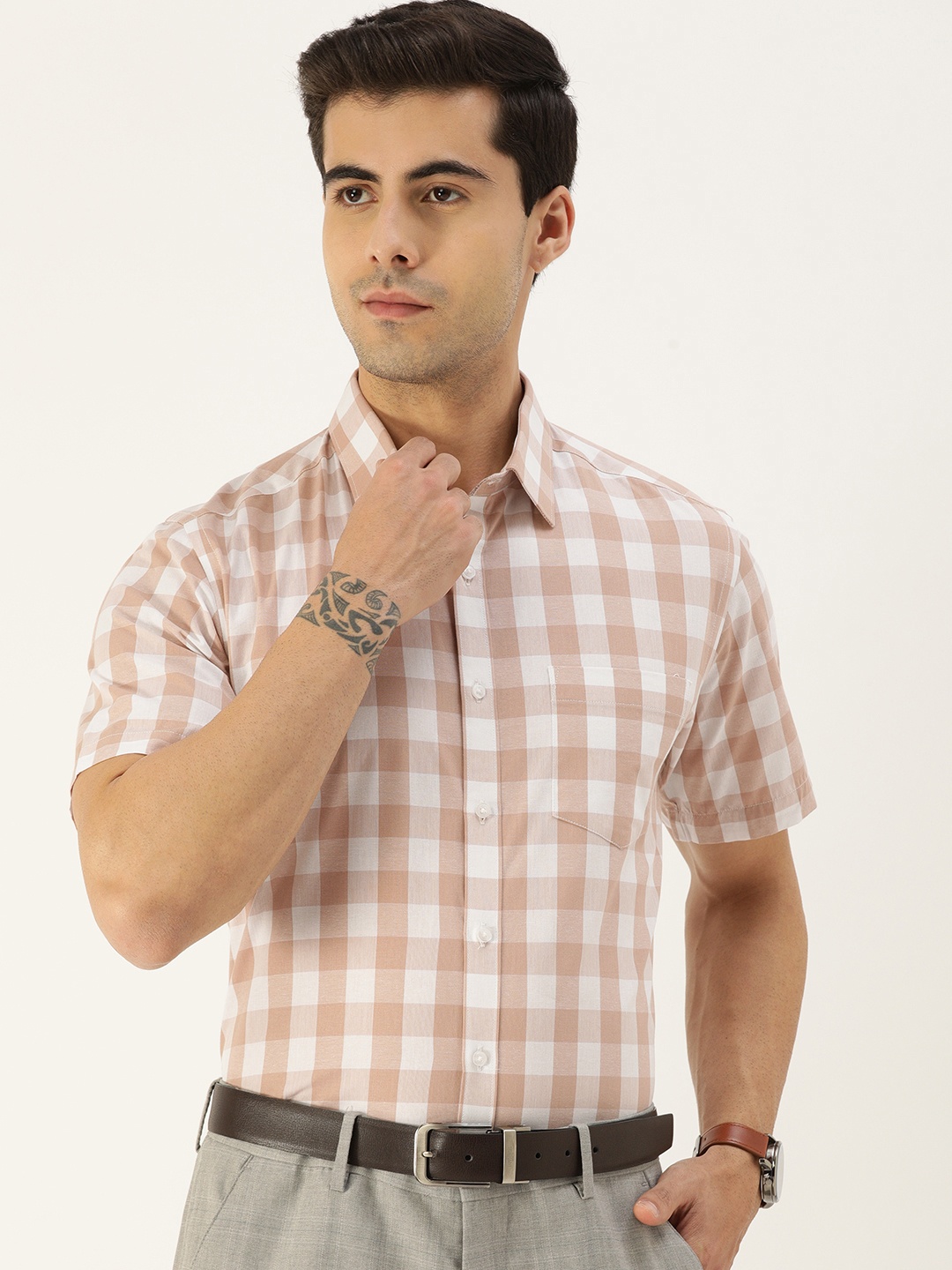 

IVOC Men White & Beige Standard Slim Fit Gingham Checks Checked Cotton Semiformal Shirt
