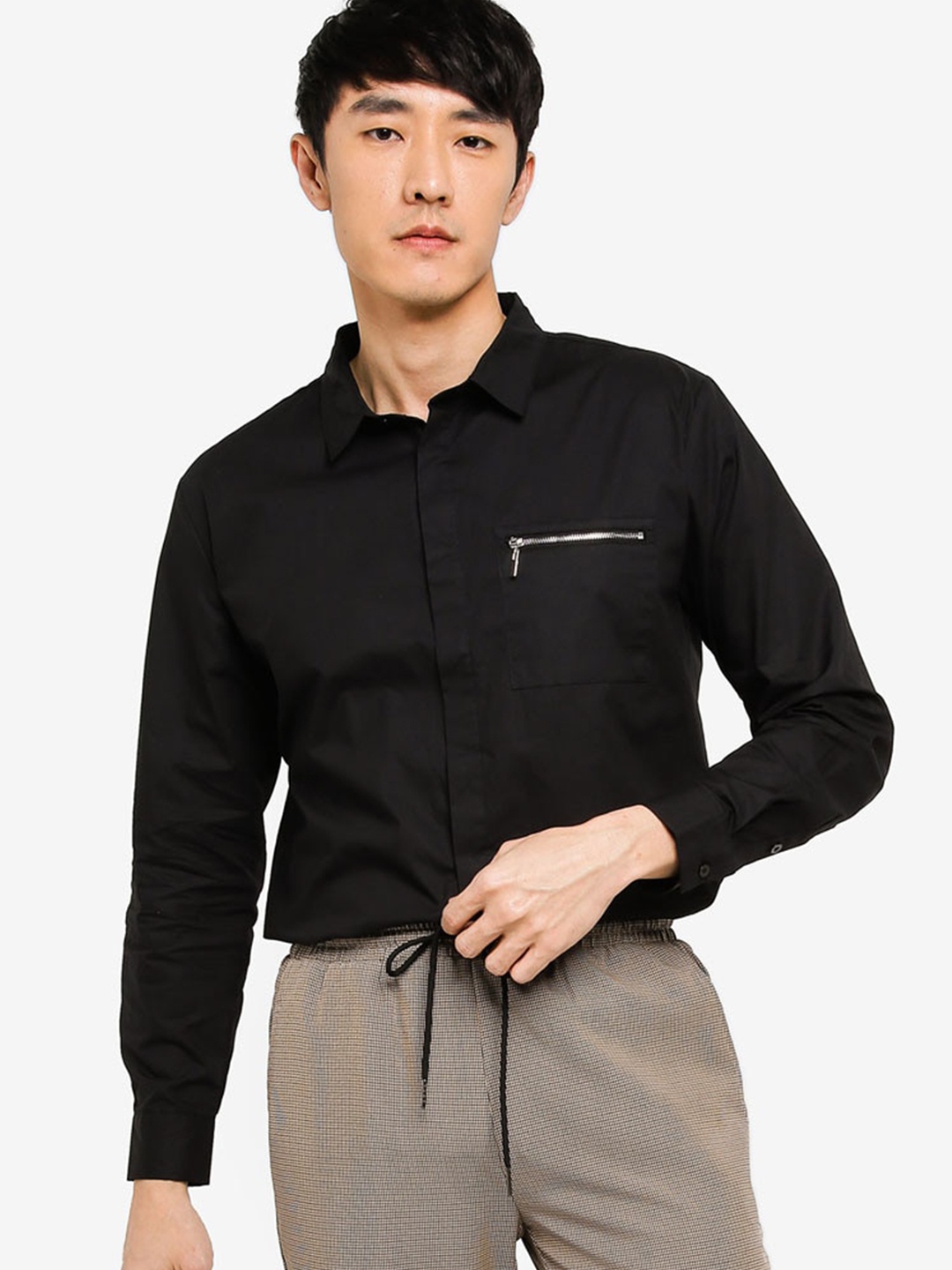 

ZALORA BASICS Men Black Solid Casual Shirt