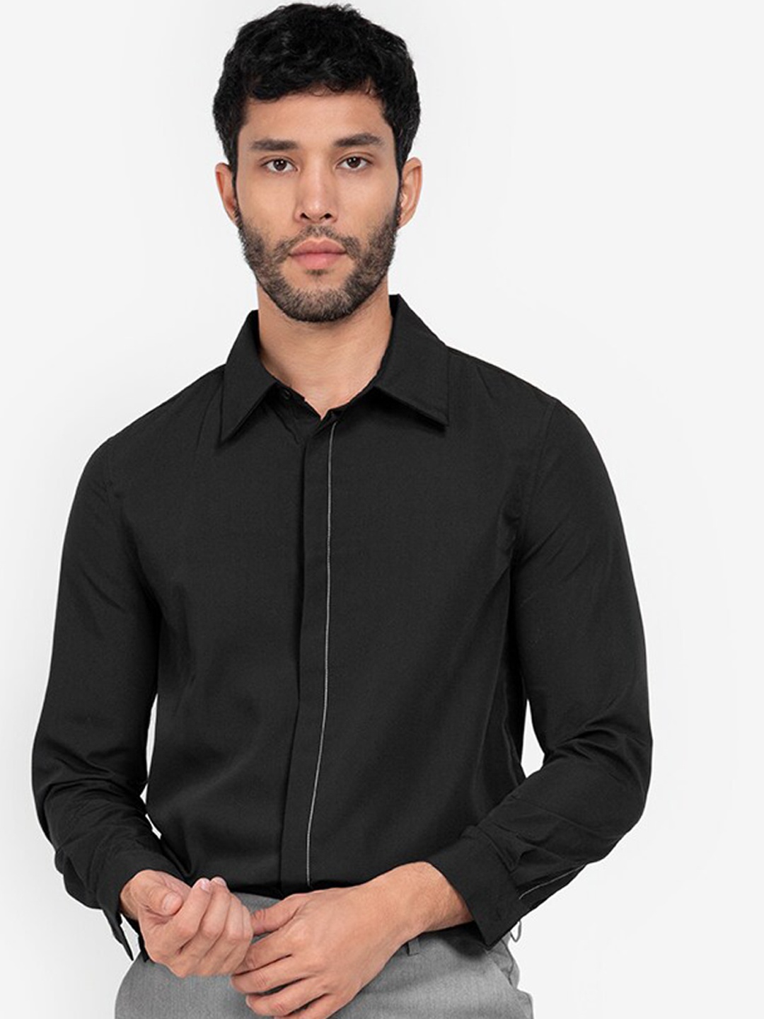 

ZALORA BASICS Men Black Solid Casual Shirt