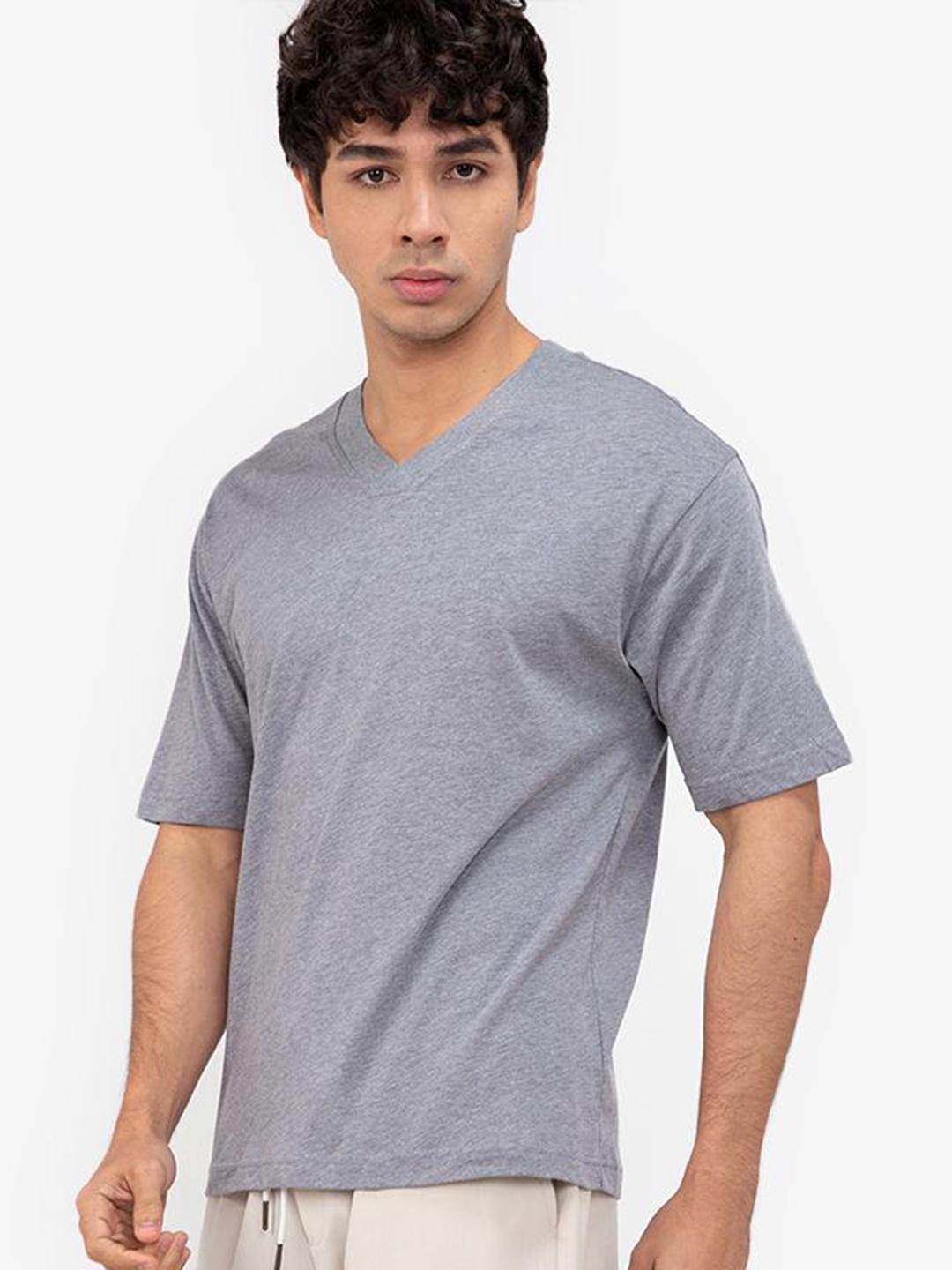 

ZALORA BASICS Men Grey Solid V-Neck T-Shirt