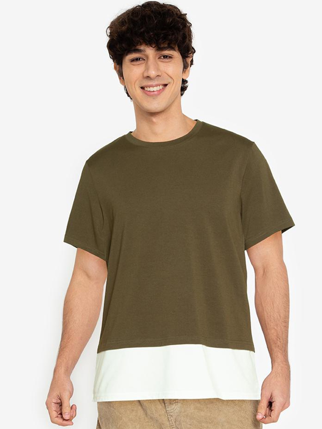 

ZALORA BASICS Men Green Solid T-Shirt With Pocket Detailing