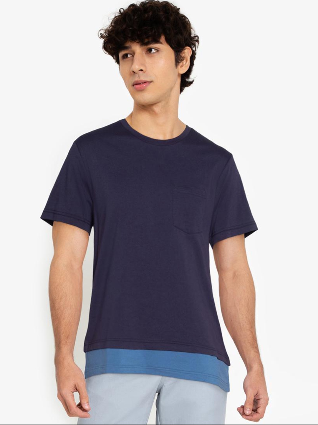 

ZALORA BASICS Men Grey Solid T-Shirt, Multi