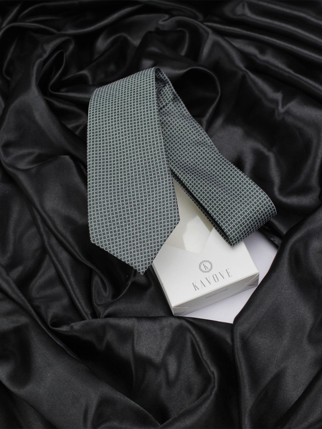 

KOVOVE Men Green & White Checked Broad Tie