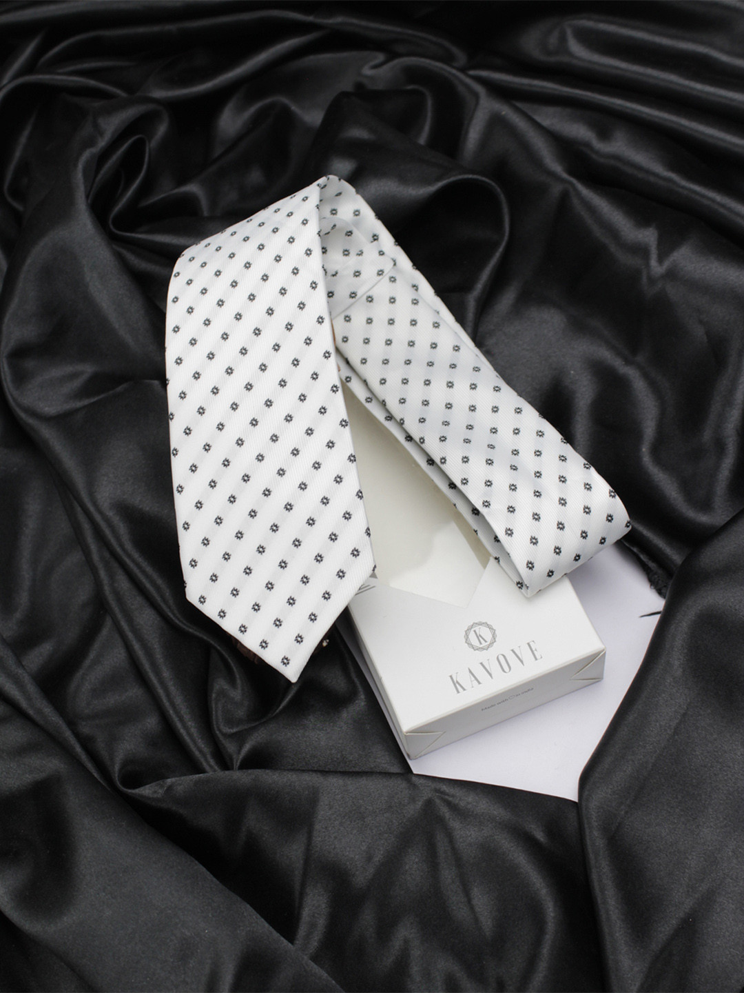 

KOVOVE Men White & Black Printed Broad Tie