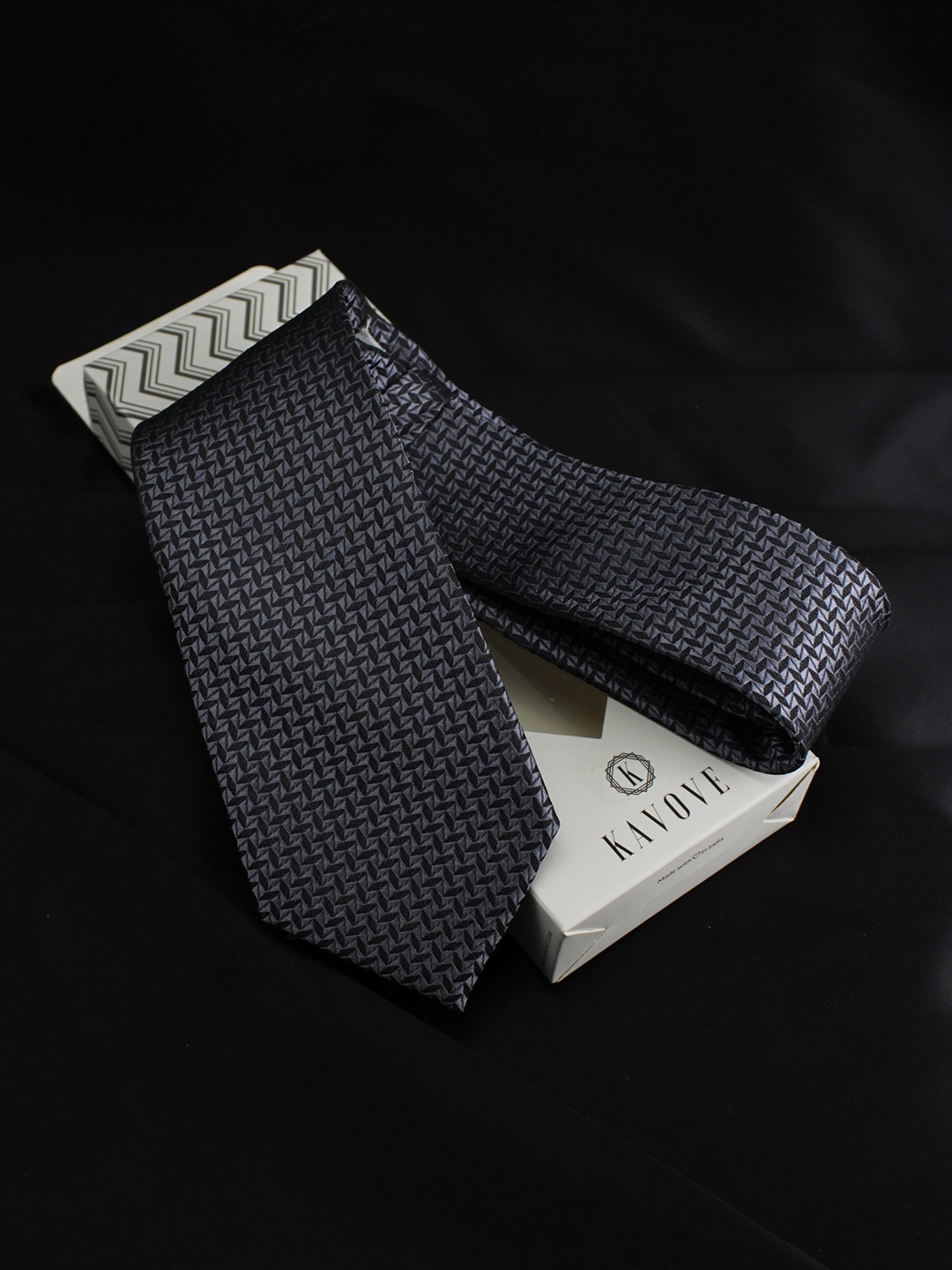 

KOVOVE Men Silver & Black Printed Broad Tie