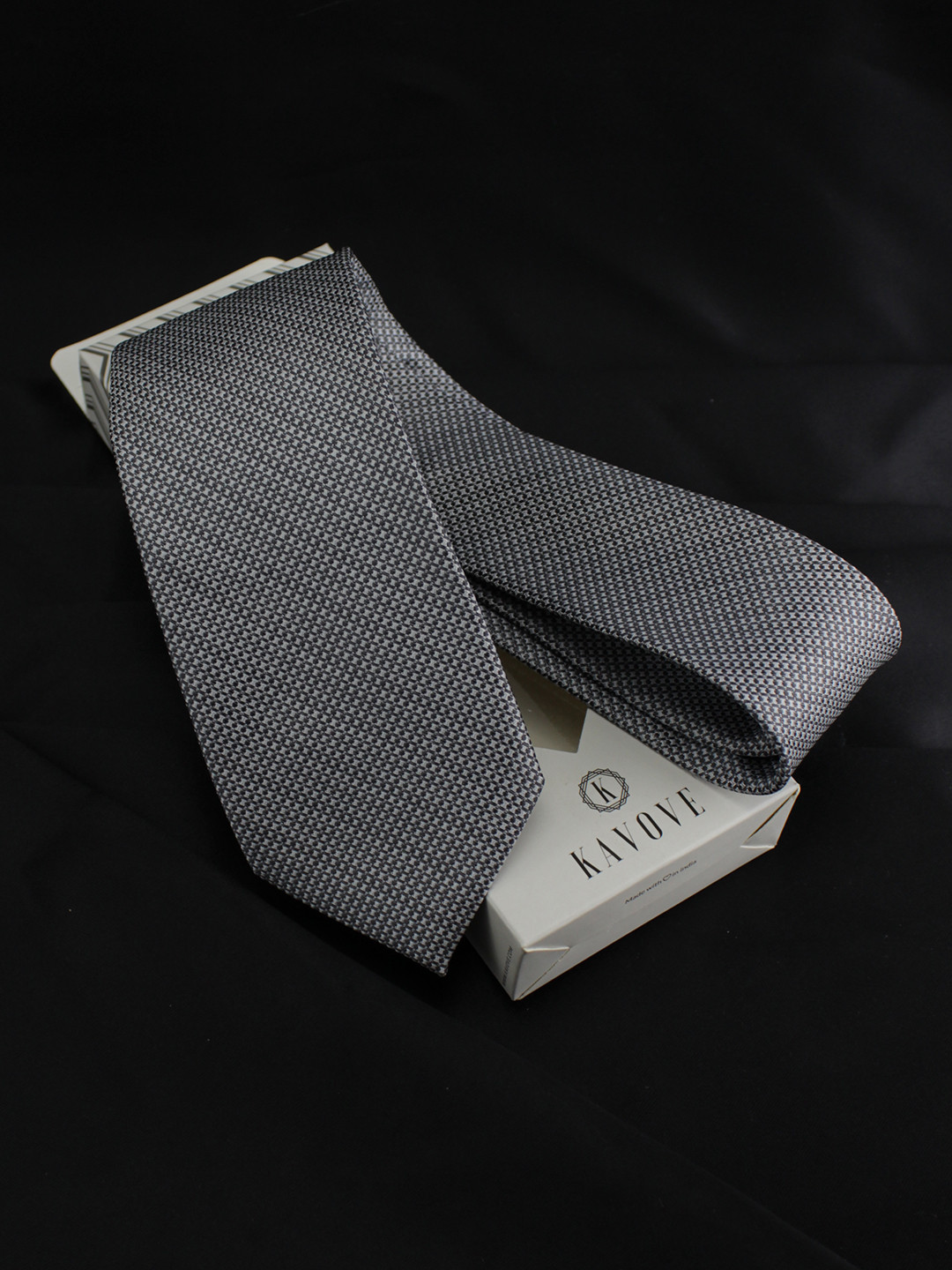 

KOVOVE Men Grey Printed Broad Neck Tie
