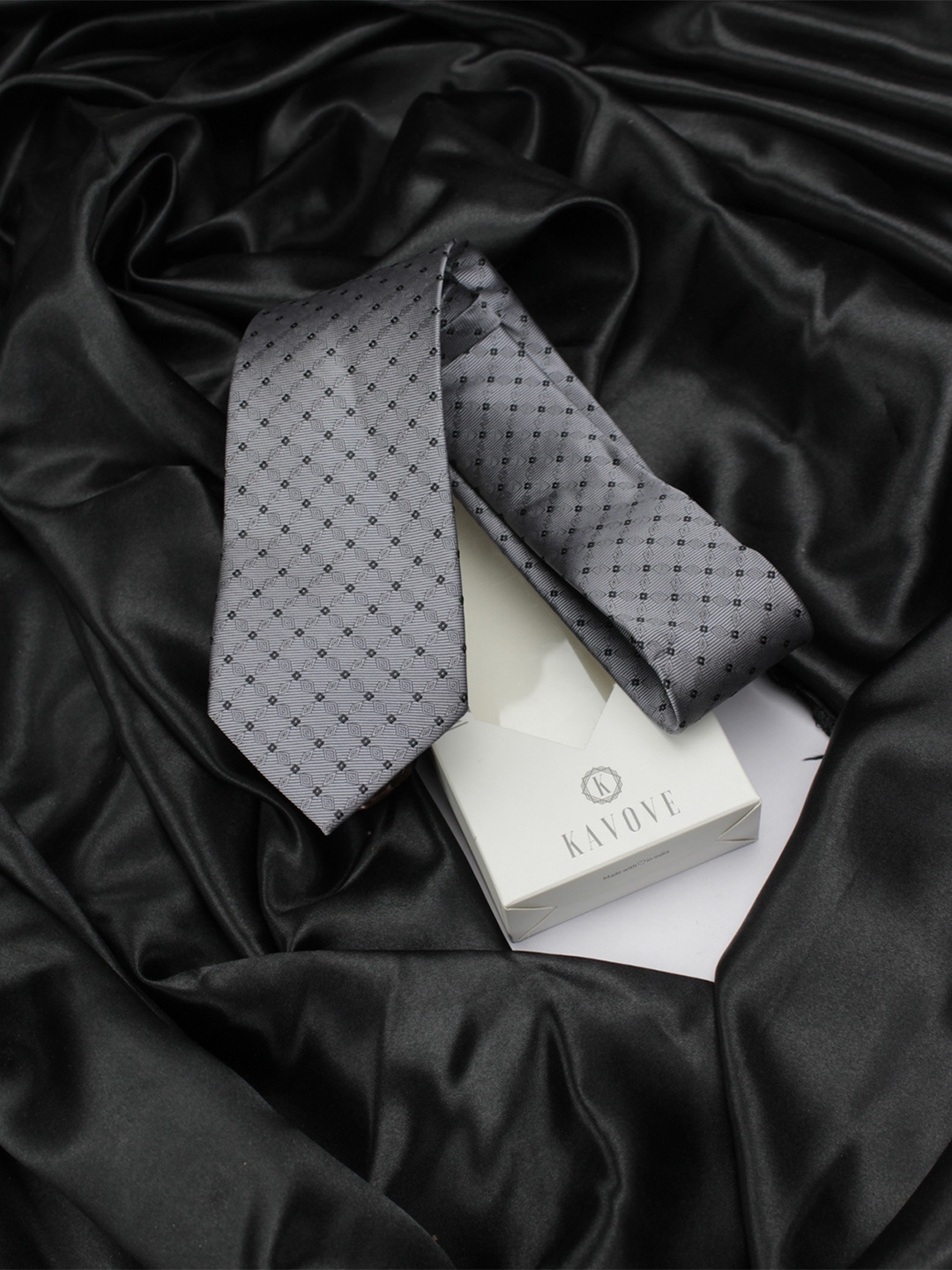 

KOVOVE Men Silver-Toned & Black Checked Broad Tie