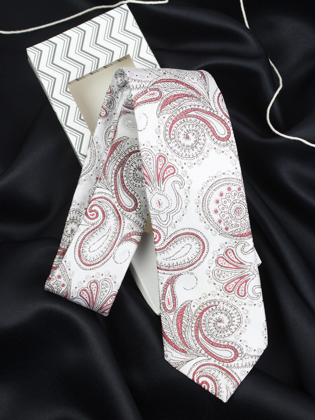 

KOVOVE Men White & Maroon Woven Design Broad Tie