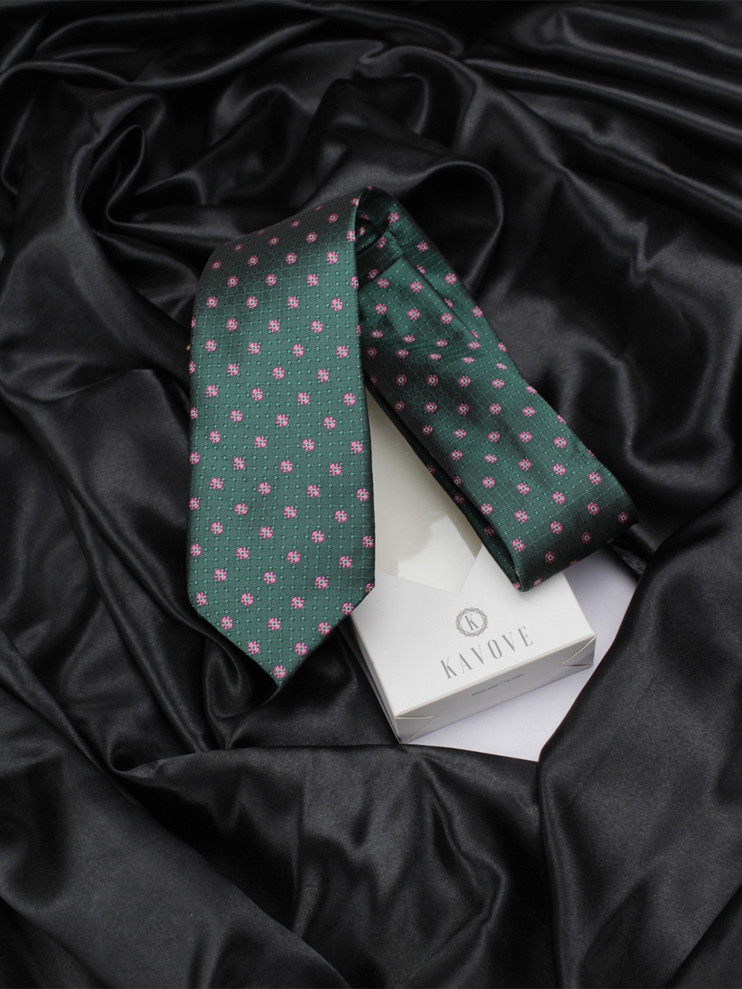 

KOVOVE Men Green & Pink Printed Broad Tie