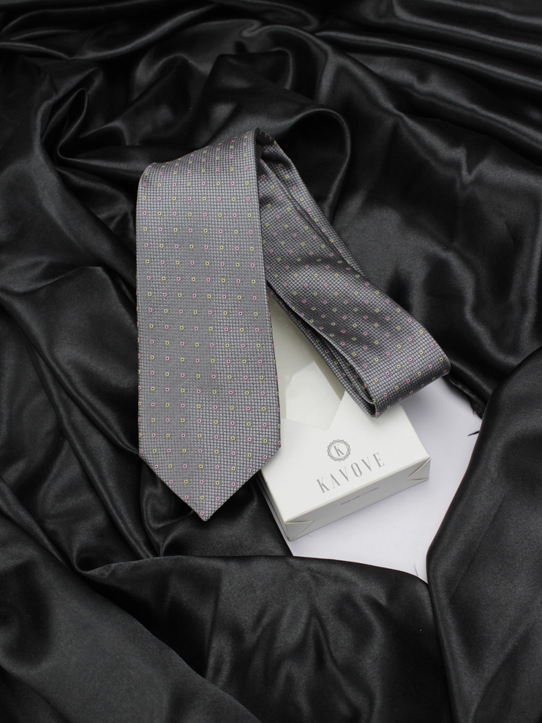 

KOVOVE Men Grey & Pink The Treat Checkered Broad Tie