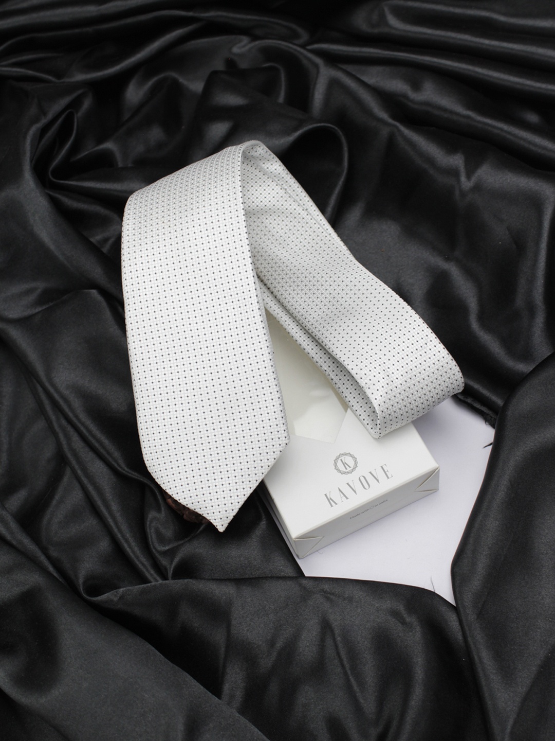 

KOVOVE Men White & Black Printed Broad Tie