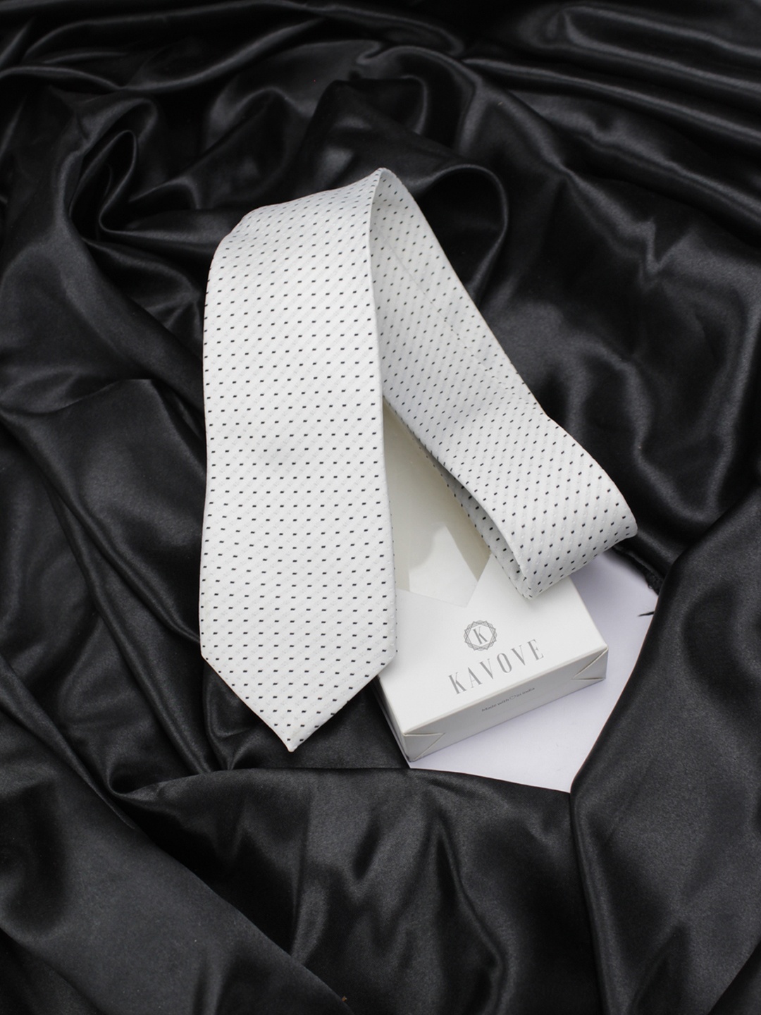 

KOVOVE Men White & Black Printed Broad Tie