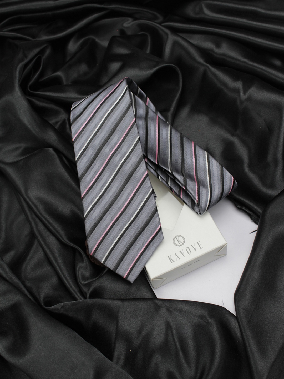 

KOVOVE Men Grey Striped Broad Tie