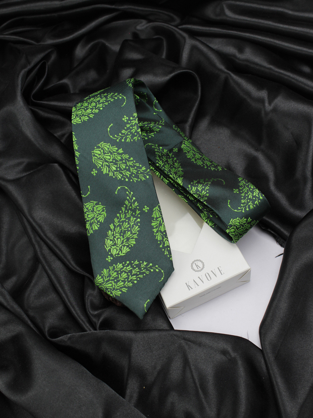 

KOVOVE Men Green & Grey Woven Design Broad Tie