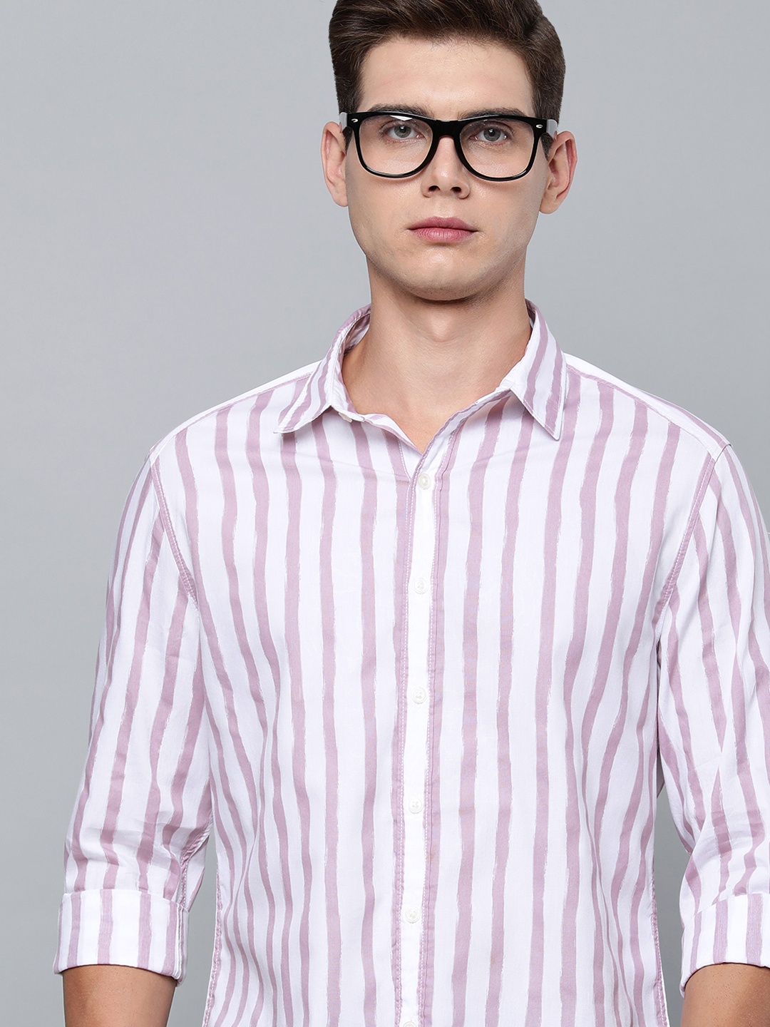 

Levis Men White & Purple Slim Fit Striped Casual Shirt