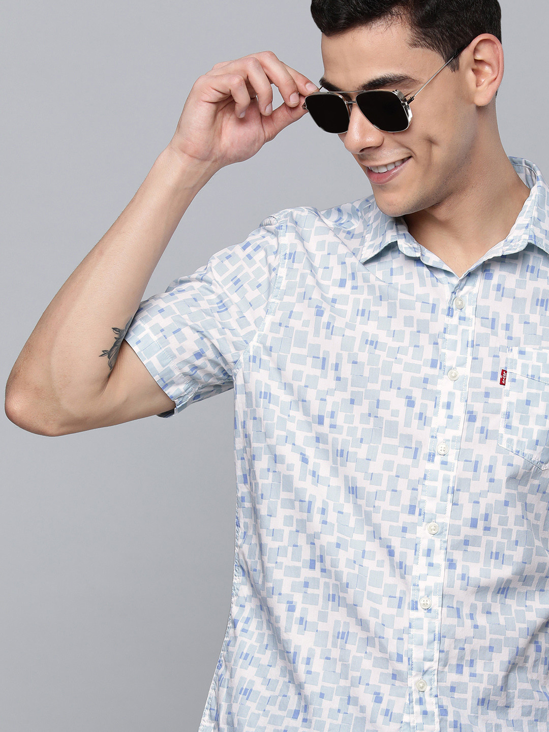 

Levis Men White & Blue Geometric Printed Slim Fit Pure Cotton Casual Shirt