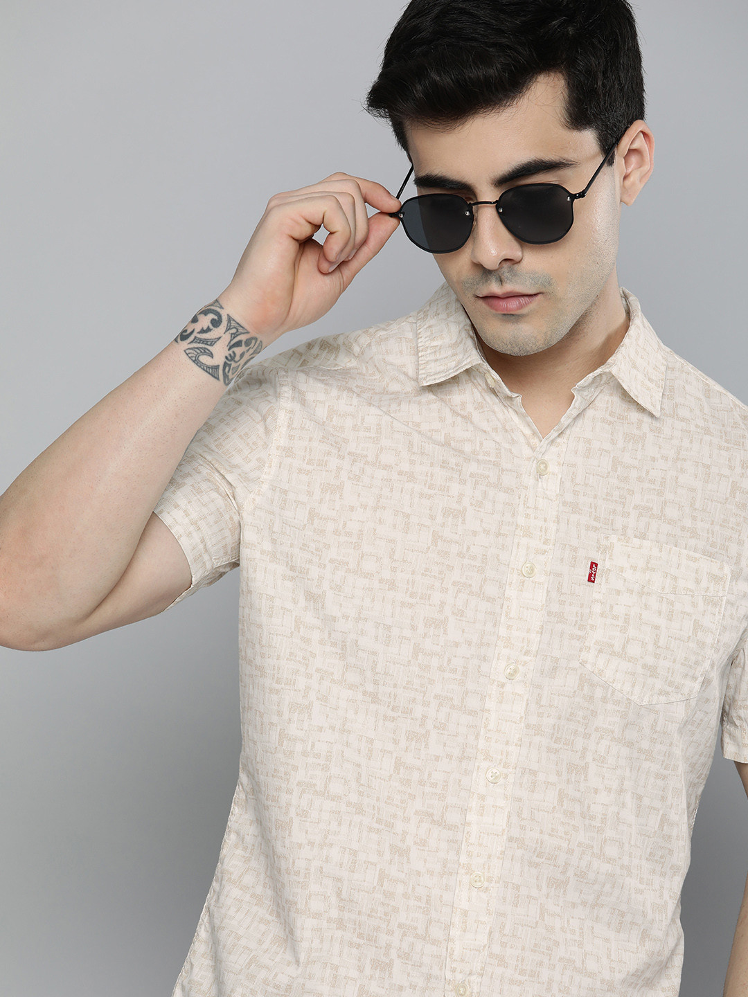 

Levis Men Slim Fit Abstract Printed Pure Cotton Casual Shirt, White