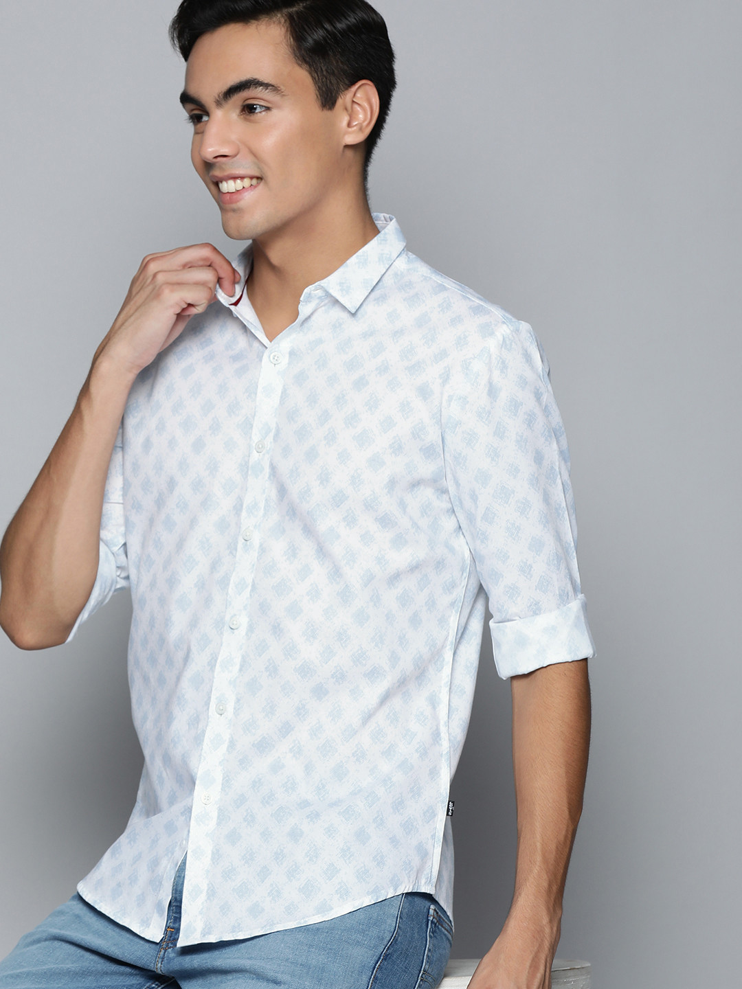 

Levis Men White And Light Blue Slim Fit Abstract Printed Pure Cotton Casual Shirt