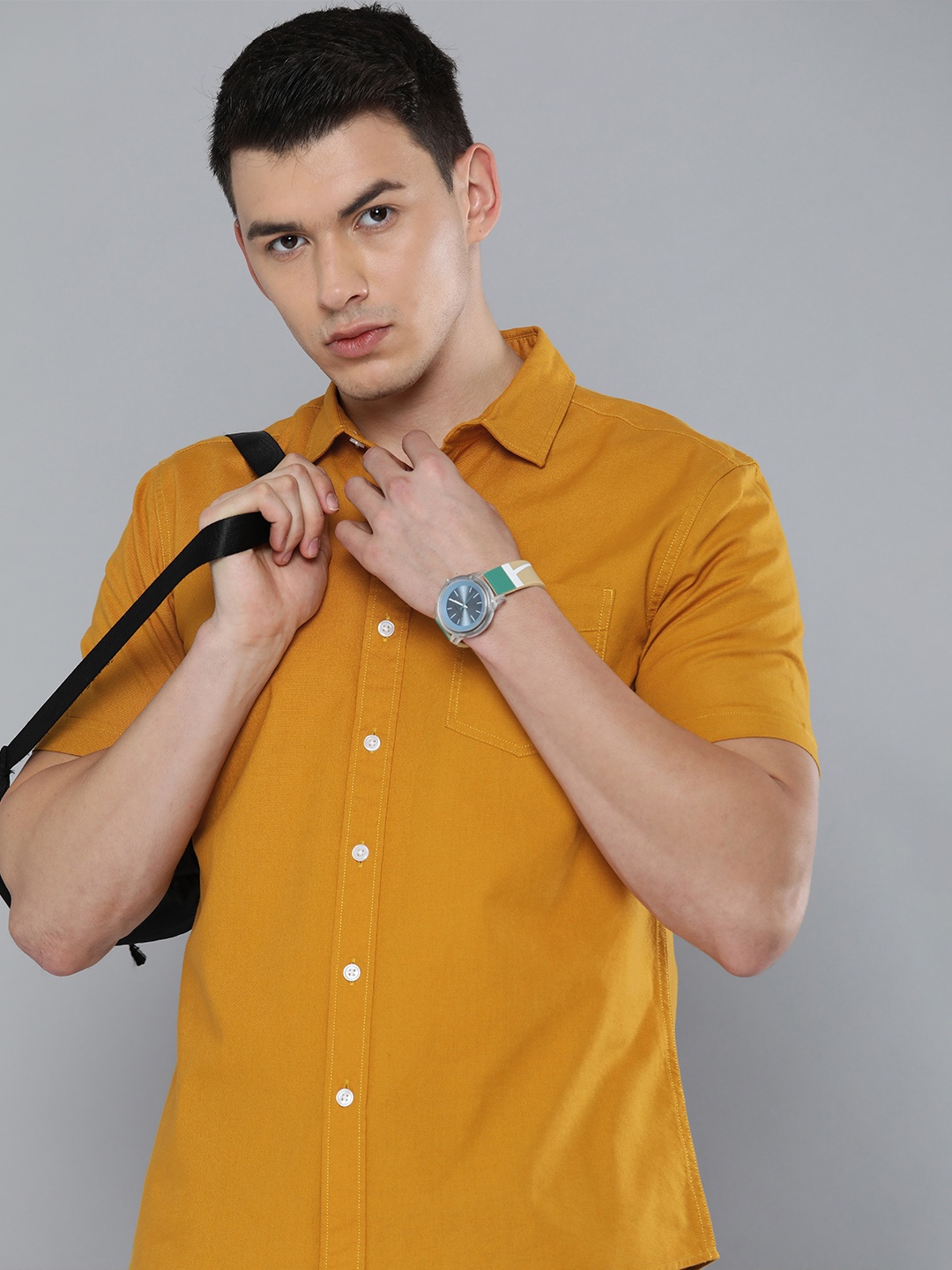 

Levis Men Yellow Solid Slim Fit Pure Cotton Casual Shirt