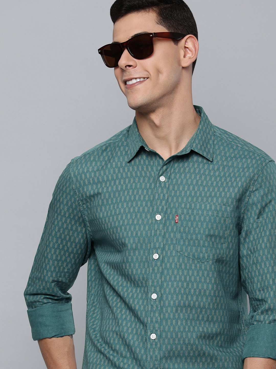 

Levis Men Turquoise Blue & Beige Slim Fit Printed Casual Shirt