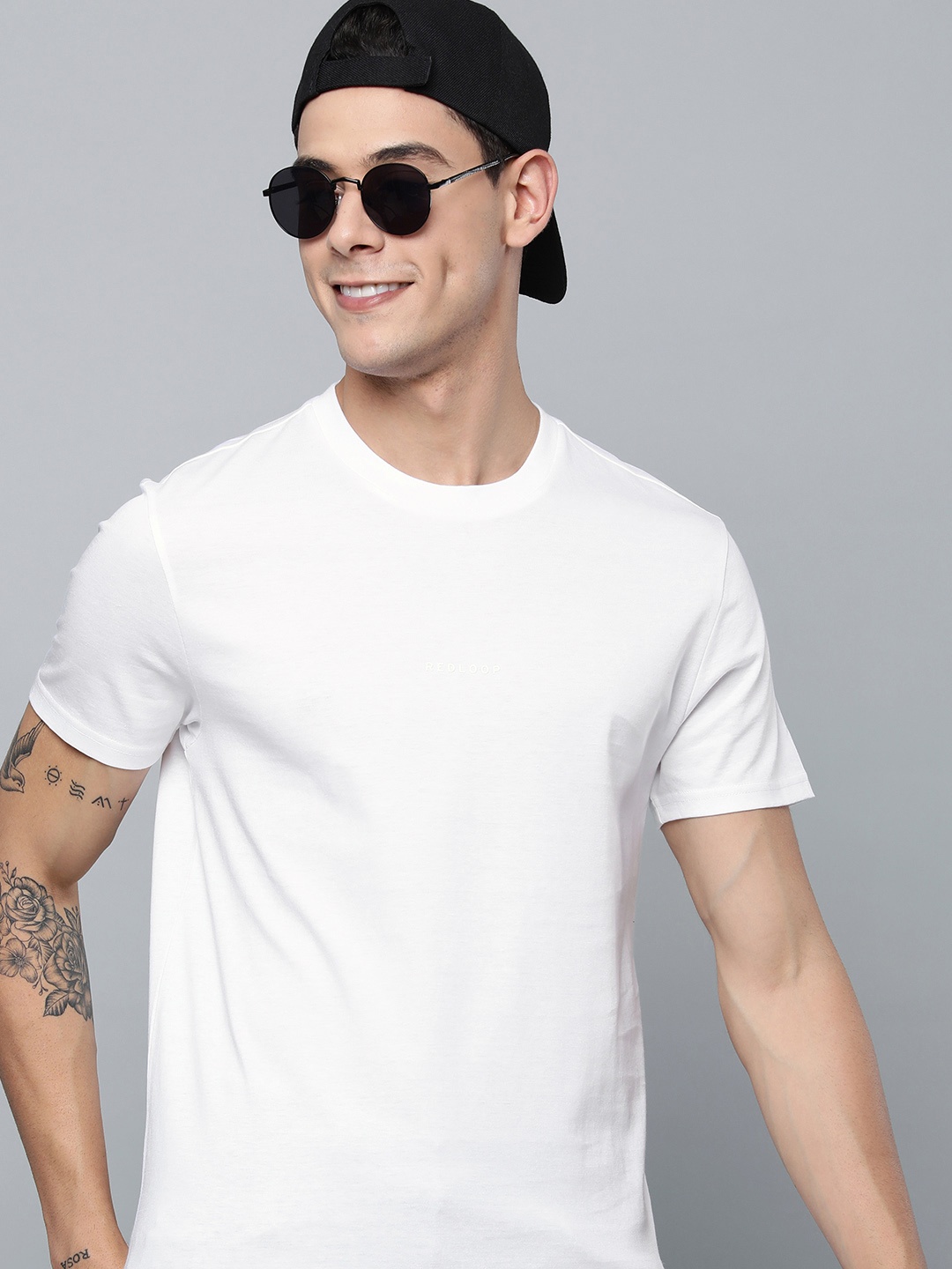 

Levis Men Brilliant White Solid Round Neck Regular Sleeves Pure Cotton Applique T-shirt