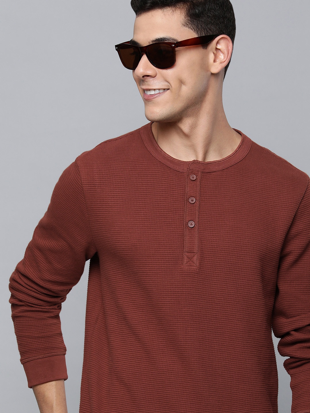 

Levis Men Maroon Solid Henley Neck T-shirt