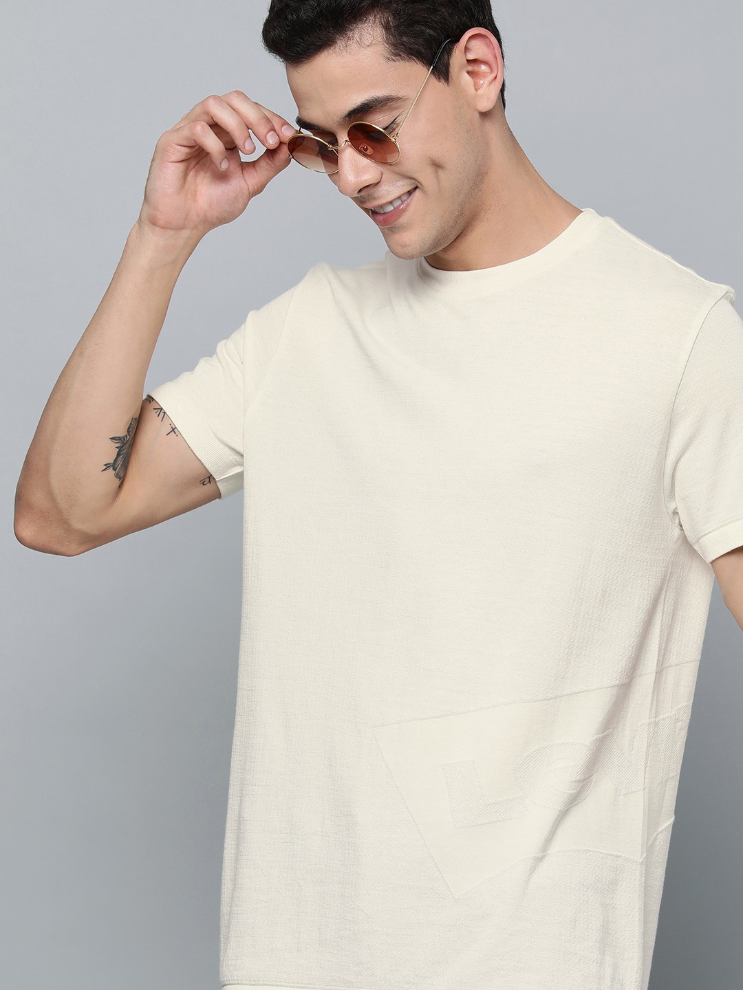 

Levis Men Off White Self Design Round Neck Regular Sleeves Pure Cotton Regular Fit T-shirt