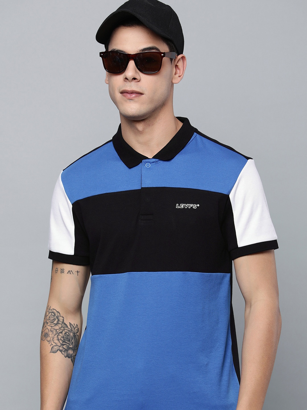 

Levis Men Black & Blue Colourblocked Polo Collar Regular Sleeves Applique T-shirt