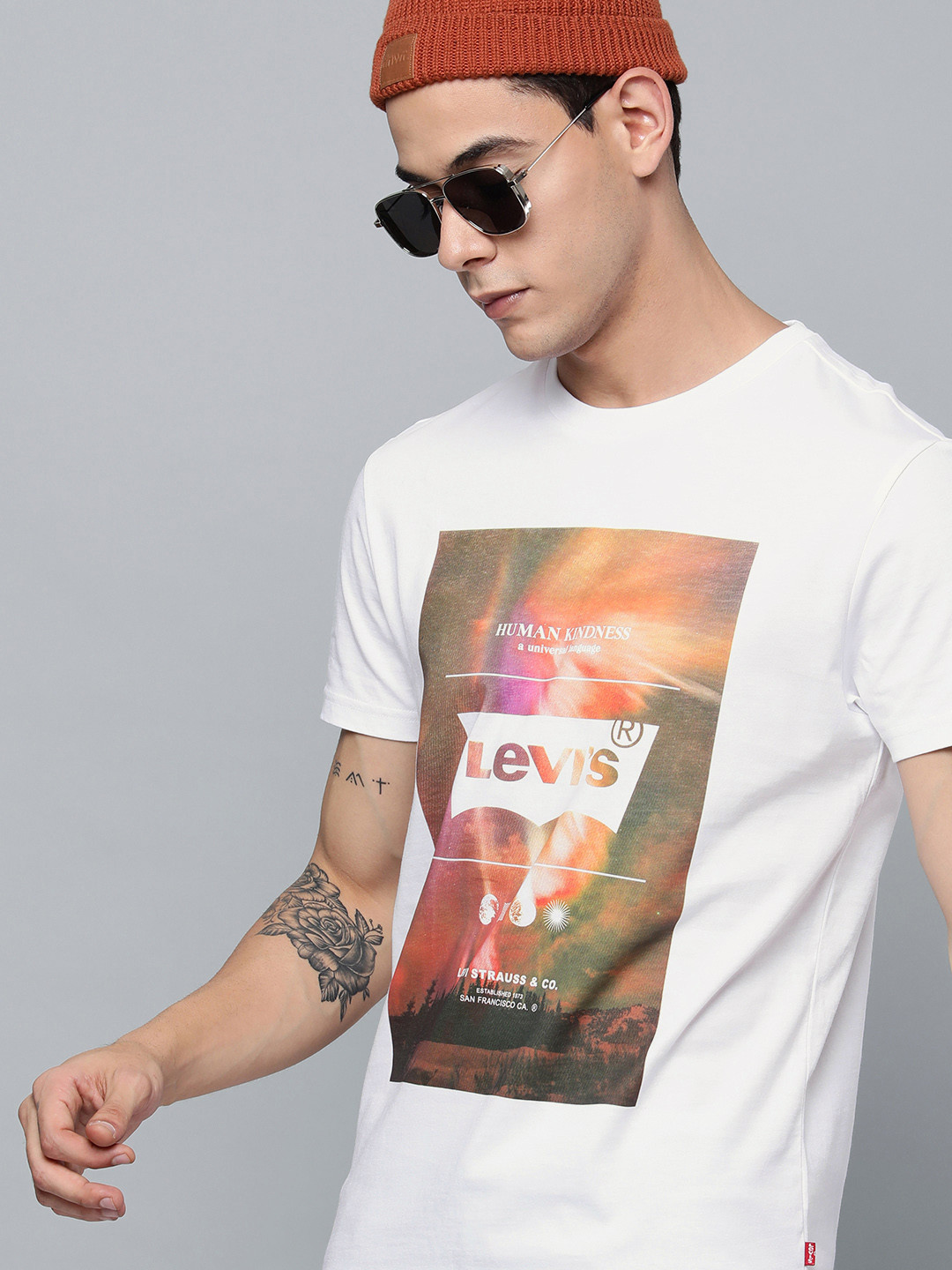 

Levis Men Brilliant White Brand Logo Graphic Printed Round Neck Pure Cotton T-shirt