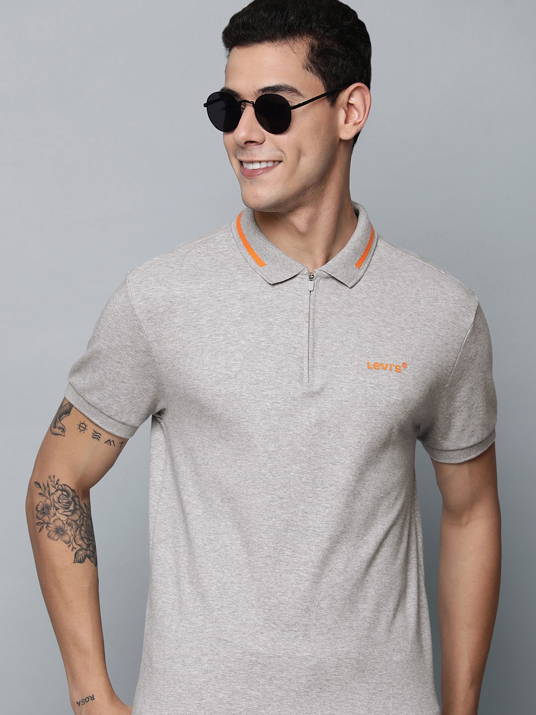 

Levis Men Grey Melange Solid Polo Collar Regular Sleeves Half-Zipper Applique T-shirt