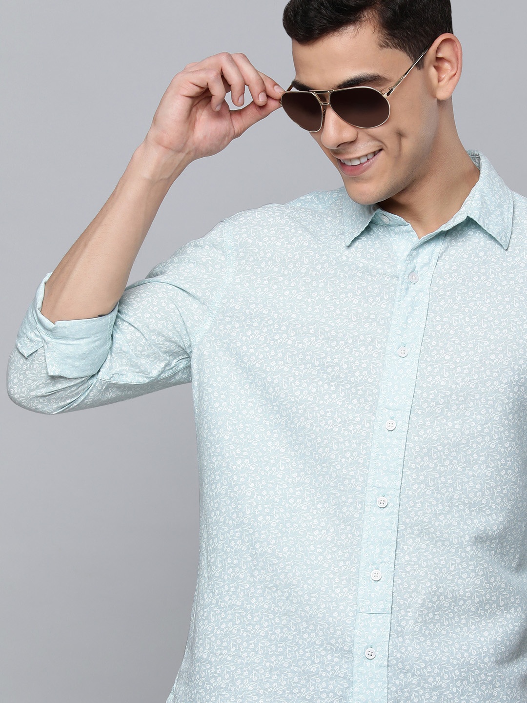 

Levis Men Blue Floral Printed Slim Fit Casual Shirt